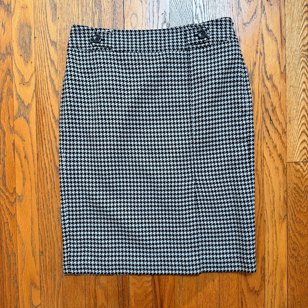 Ann Taylor Black and White Houndstooth Short Pencil Skirt, size 8